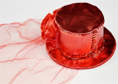 Top Hat red mini rose & tulle